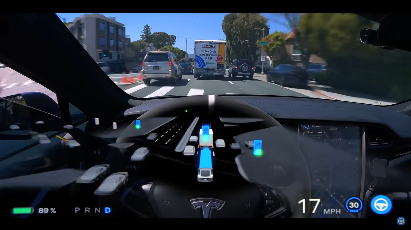 그림2. Tesla FSD의 BEV representation을 활용한 UI - [Link](https://www.youtube.com/watch?v=Jn2sEWXeJOs&t=550s)